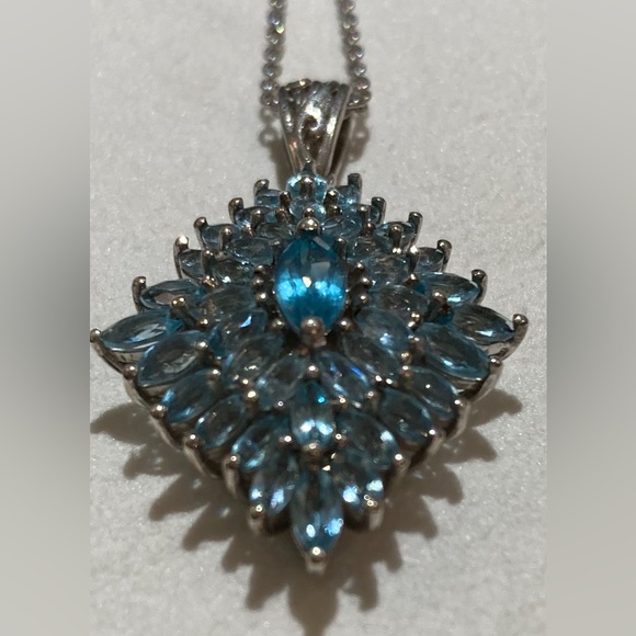 DJOY-GORGEOUS!Vintage Estate!
RARE NEON APATITE 41 MARQUISE CLUSTER RHOIUM-925 - Picture 5 of 7